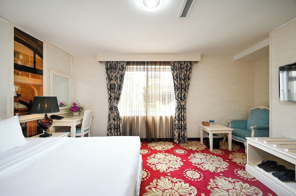 Premium Double Room, 1 King Bed, Bathtub, City View photo 1