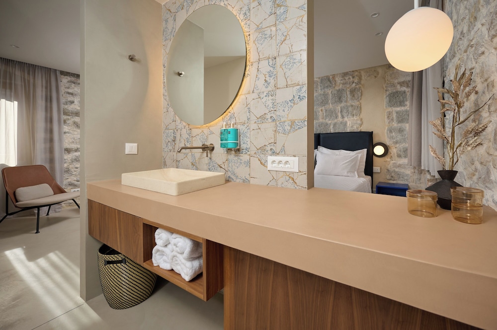 Deluxe Double Room - Photo 8