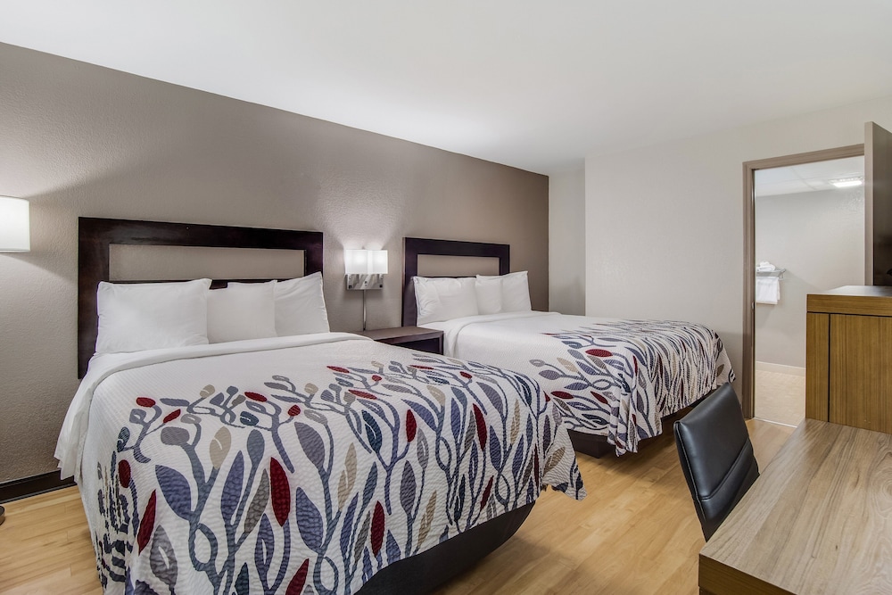 Deluxe Room, 2 Queen Beds, Accessible, Non Smoking (Roll-In Shower) thumbnail 5