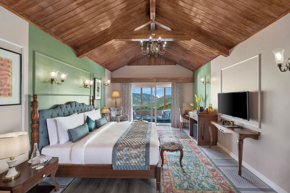 Club Room with Private Balcony - Photo 5