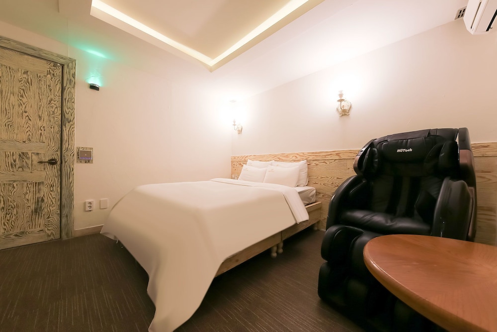 Deluxe Room, Massage Chair photo 1