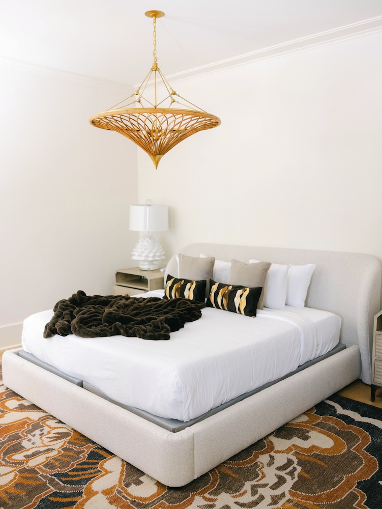 Deluxe Room, 1 King Bed photo 3