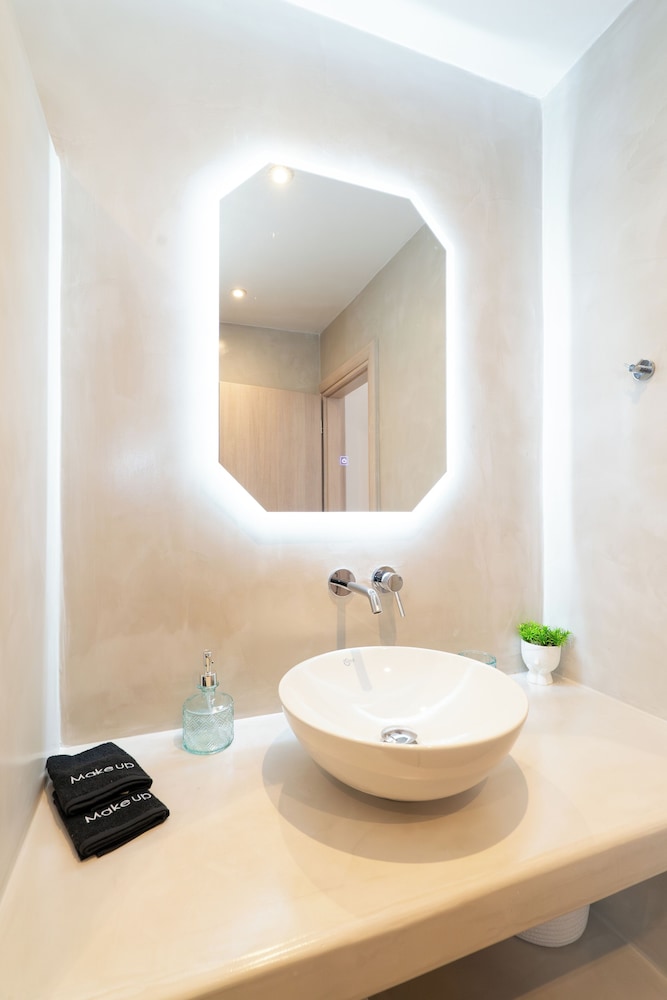 Elegant Suite with Sea View