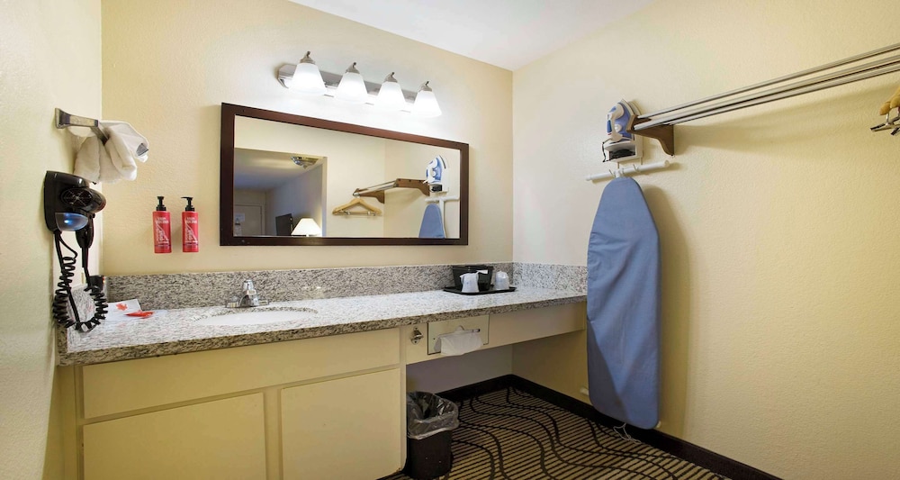 Standard Room, 1 Queen Bed, Non Smoking, Refrigerator & Microwave photo 3