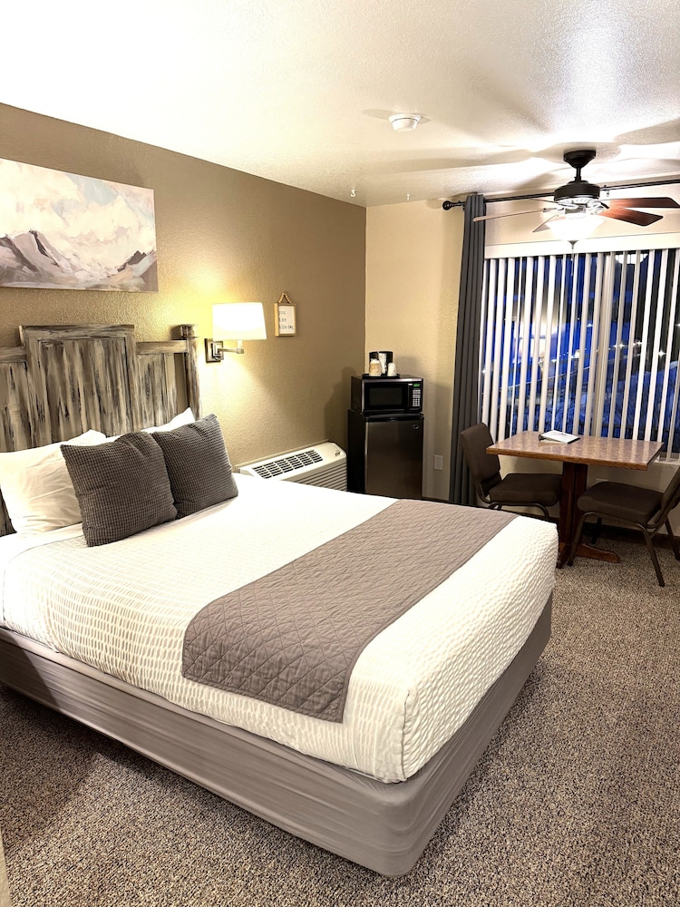 Single Room, 1 Queen Bed, Pets Allowed, Ground Floor