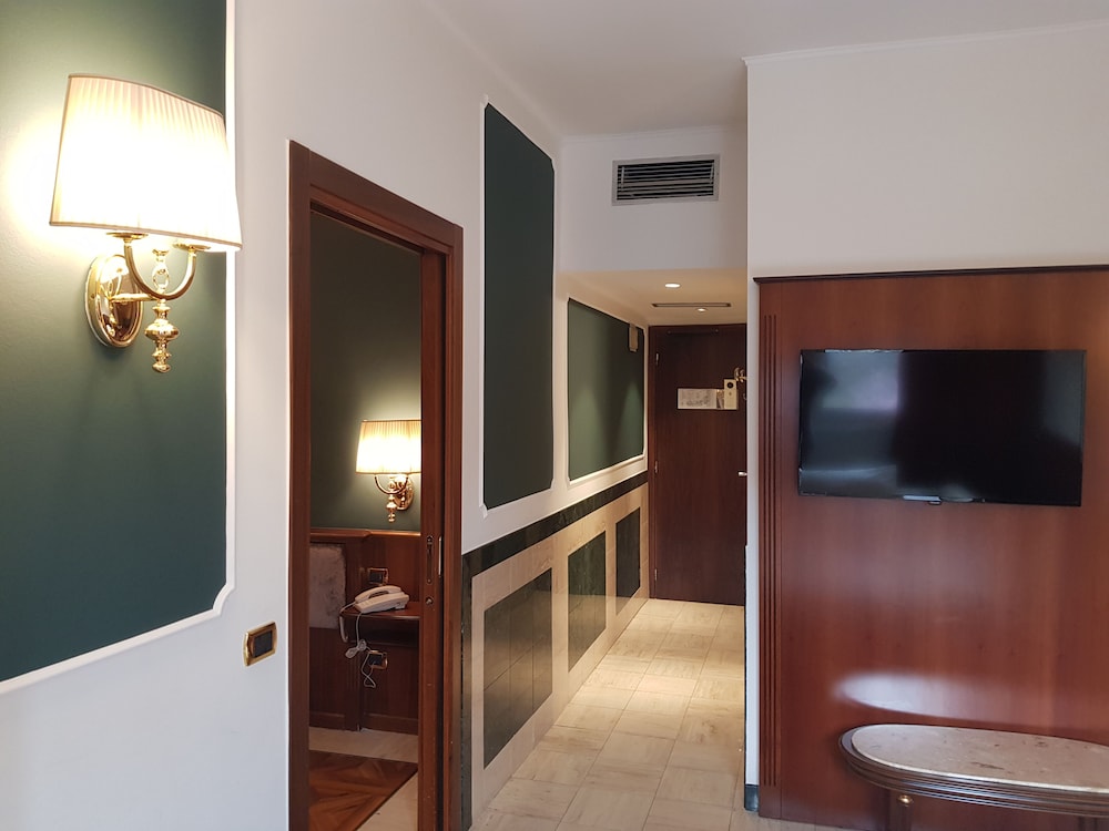 Suite - Photo 3