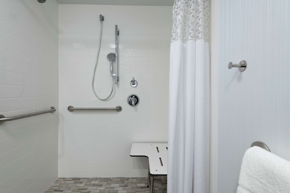Room, 2 Queen Beds, Accessible (Mobility & Hearing, Roll-In Shower) - Photo 1