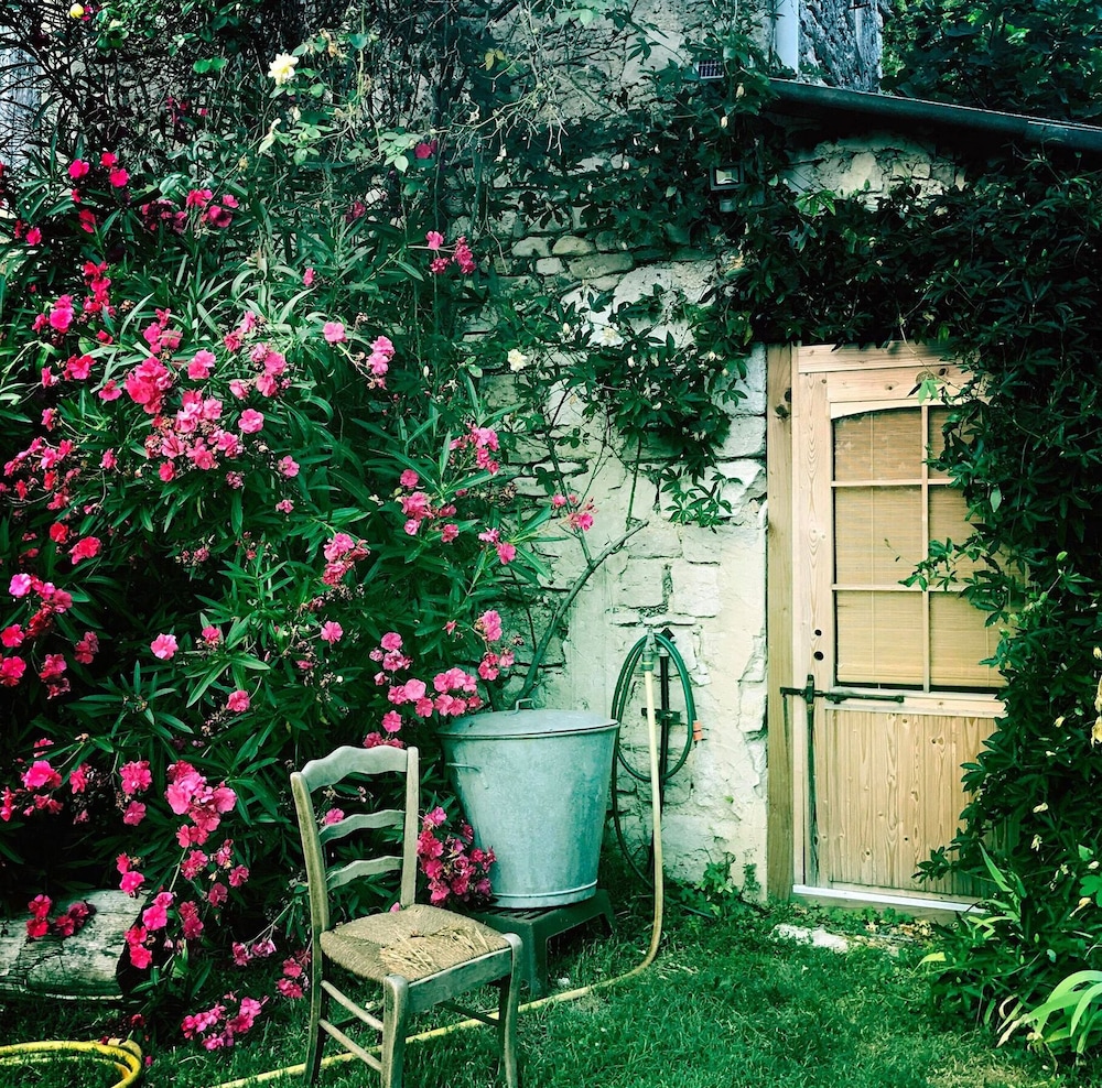 Tzigane caravan in Drome Provencale photo 2