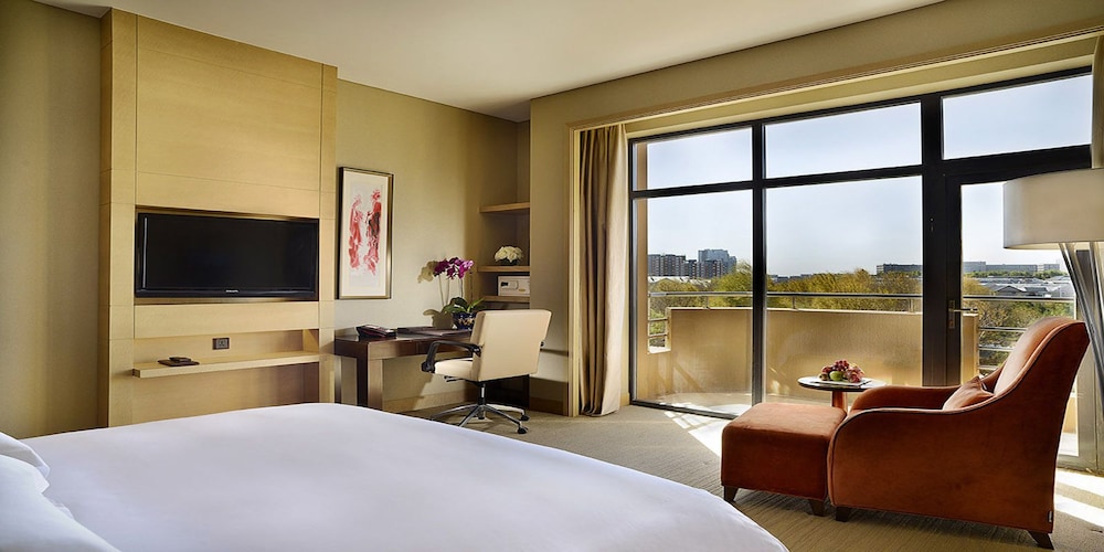 Premium Room, 1 King Bed (Lounge Access) - Photo 1