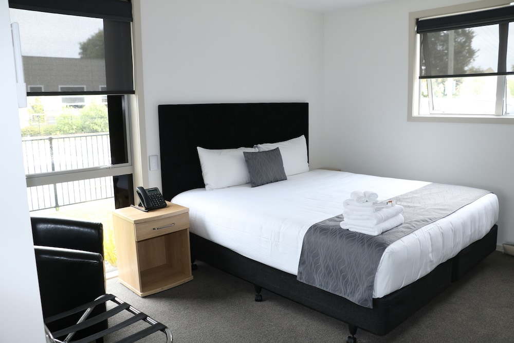 Executive Studio, 1 King Bed, Bathtub, Corner (Roadside View)