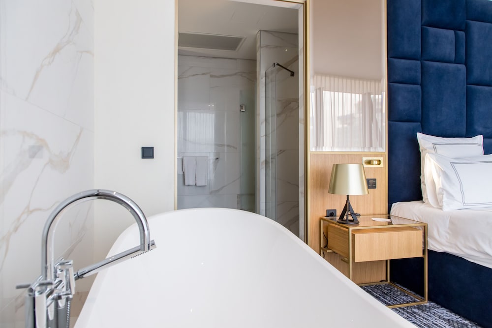 Executive Suite, 1 King Bed with Sofa bed (Panorama) photo 2