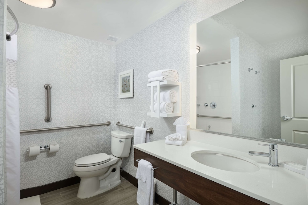 Room, 1 King Bed, Accessible, Bathtub - Photo 5