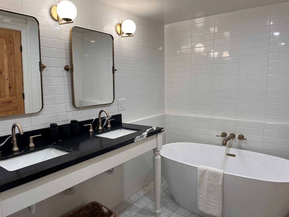 Deluxe Room, 1 King Bed, Ensuite (Queen Deluxe) photo 2