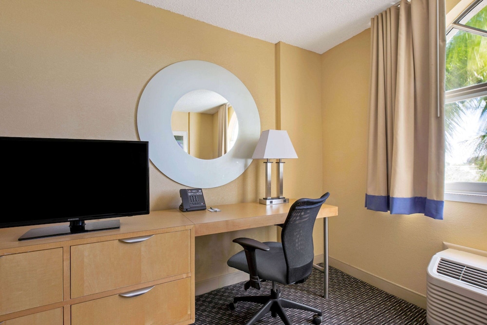 Suite, 1 Bedroom, Non Smoking (2 Full Beds) - Photo 2