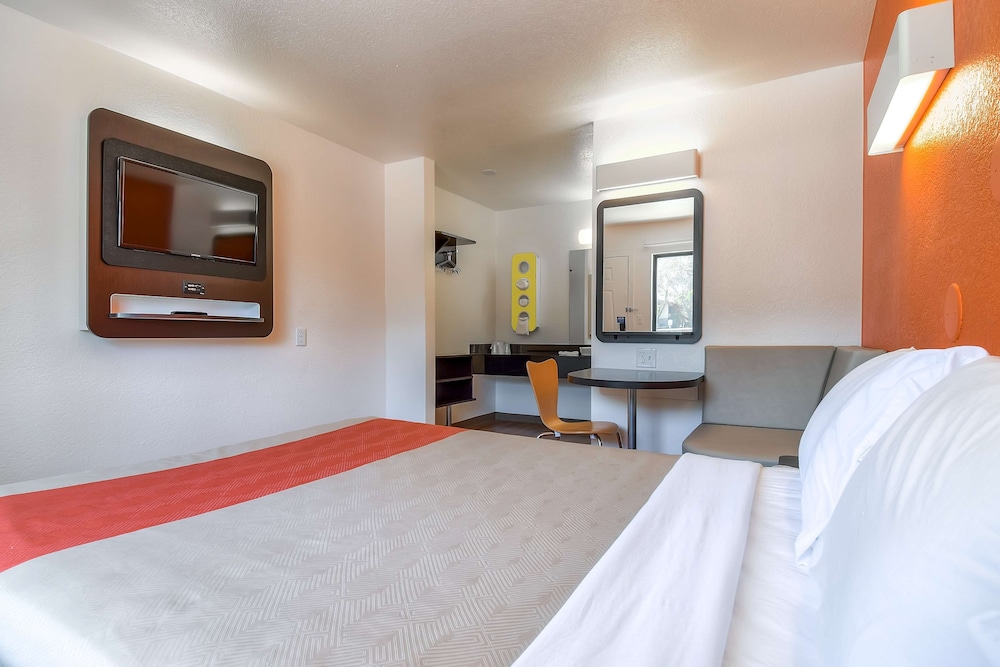 Standard Room, 1 Queen Bed, Accessible, Non Smoking photo 3