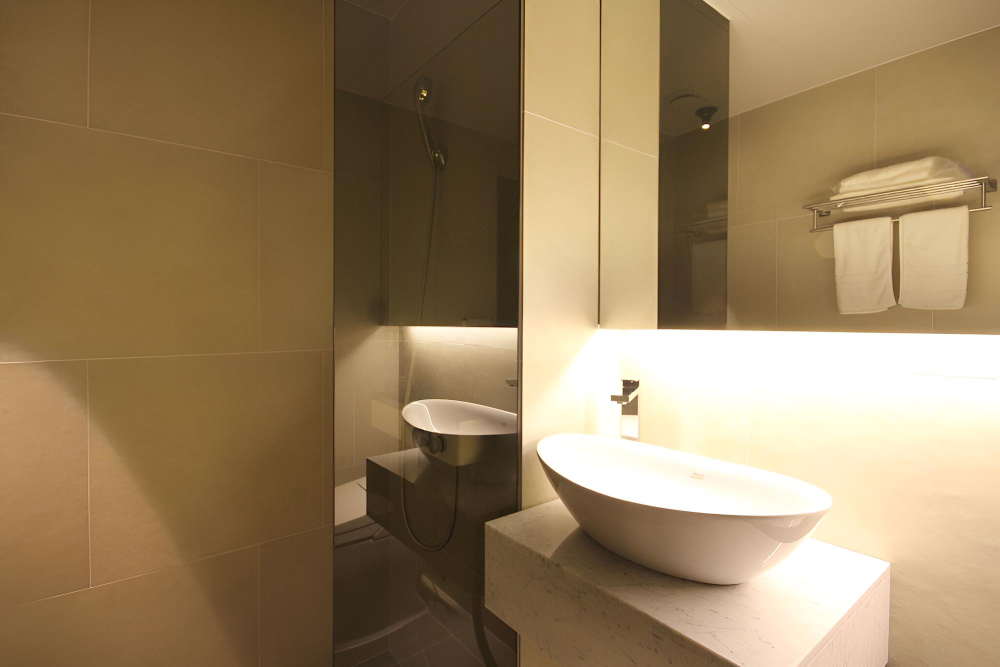 Room (Premium A (OTT King Bed)) - Photo 9