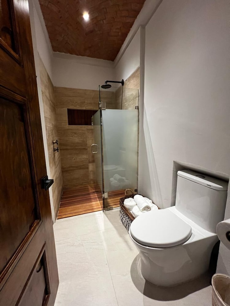 Deluxe Room - Photo 5