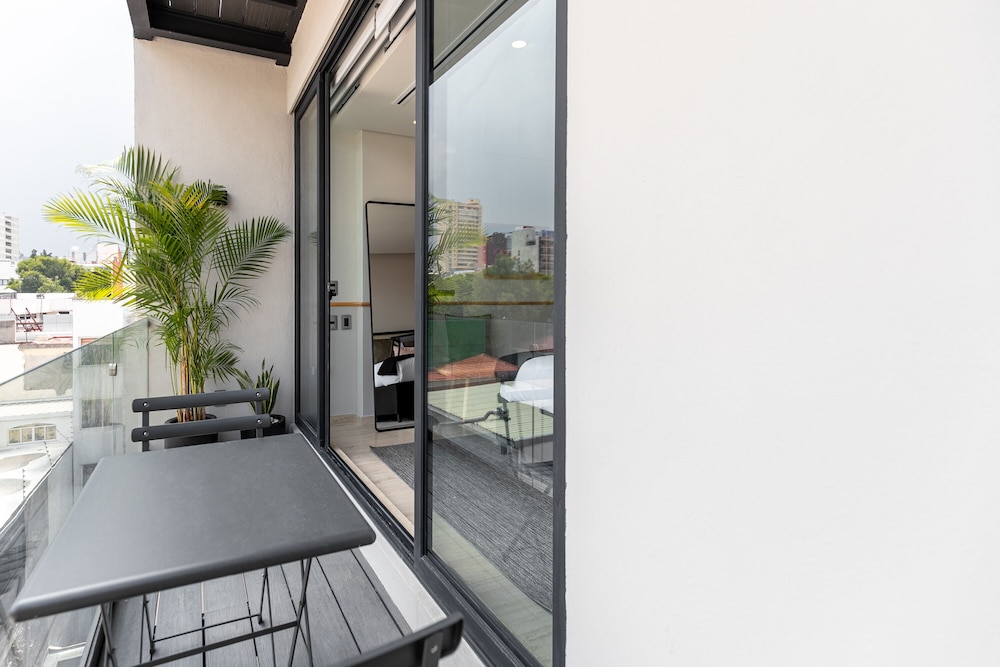 Premium Apartment with Balcony - Photo 10