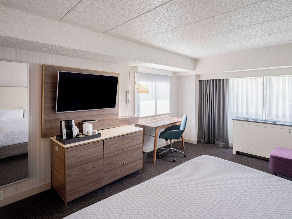 Suite, 1 King Bed, Accessible (Mobility Roll in Shower One Bedroom) - Photo 3