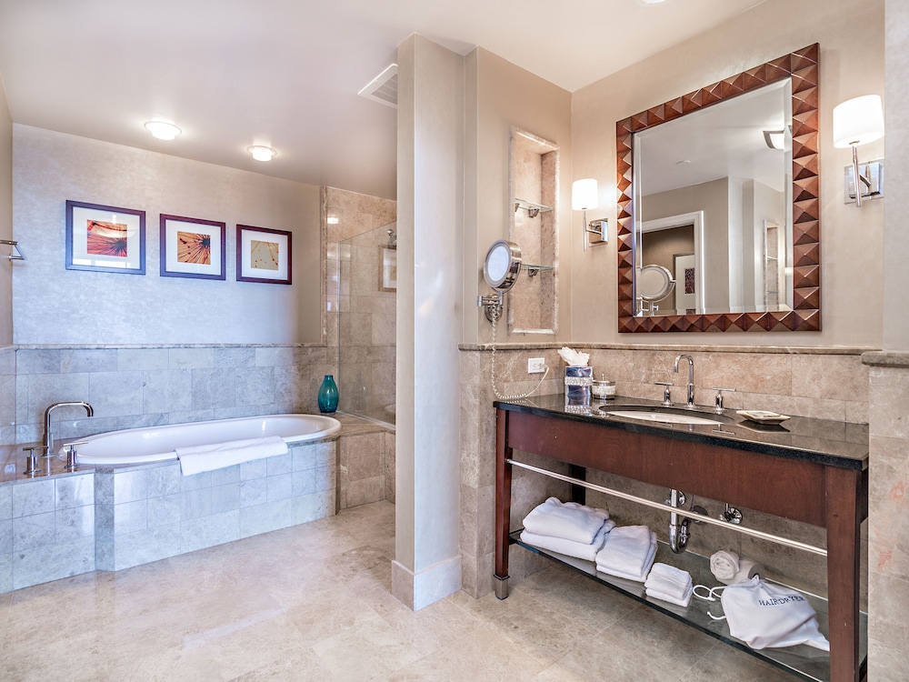 Deluxe Condo, 1 King Bed with Sofa bed, Balcony, Pool View photo 3