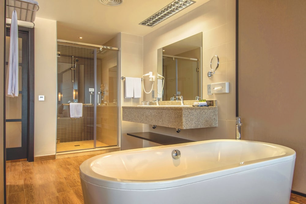 Suite, 1 King Bed, Balcony, Sea View (GEN) photo 3