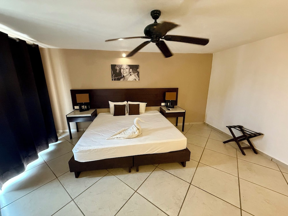 Deluxe Suite, 1 King Bed, Balcony, City View