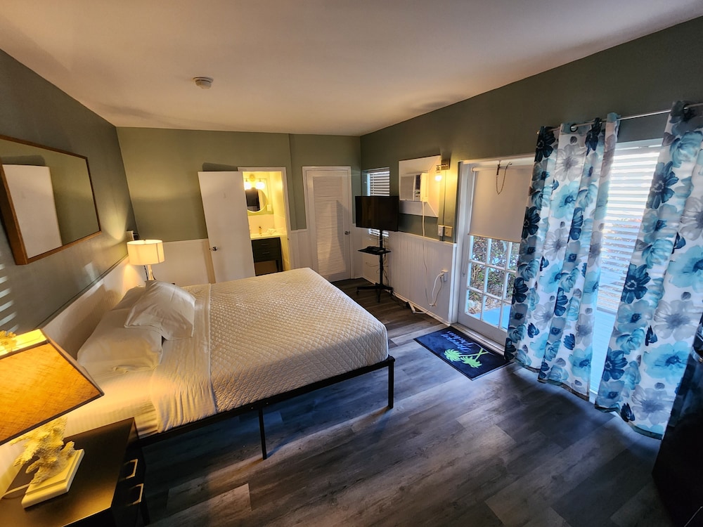 Economy Room