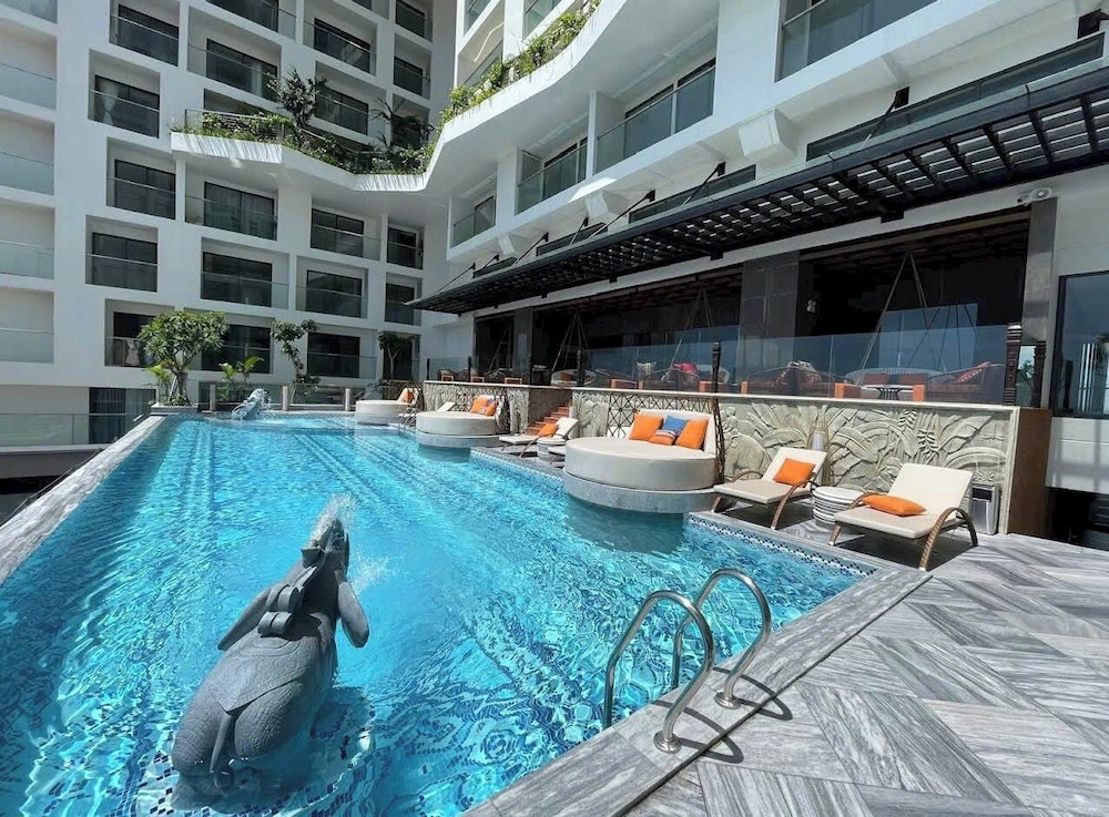 Deluxe Studio Suite, Balcony, Partial Ocean View