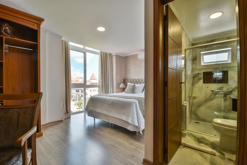Deluxe Room, 1 Queen Bed thumbnail 6