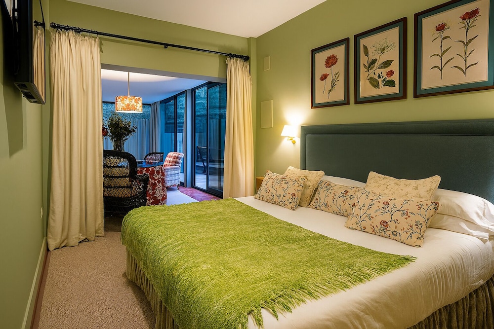 Deluxe Suite, 1 King Bed, Jetted Tub, Garden View