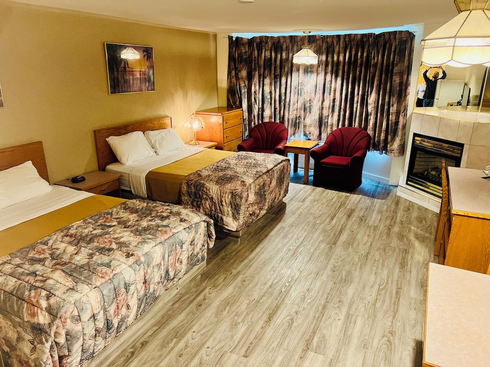 Single Room, 2 Queen Beds, Kitchenette