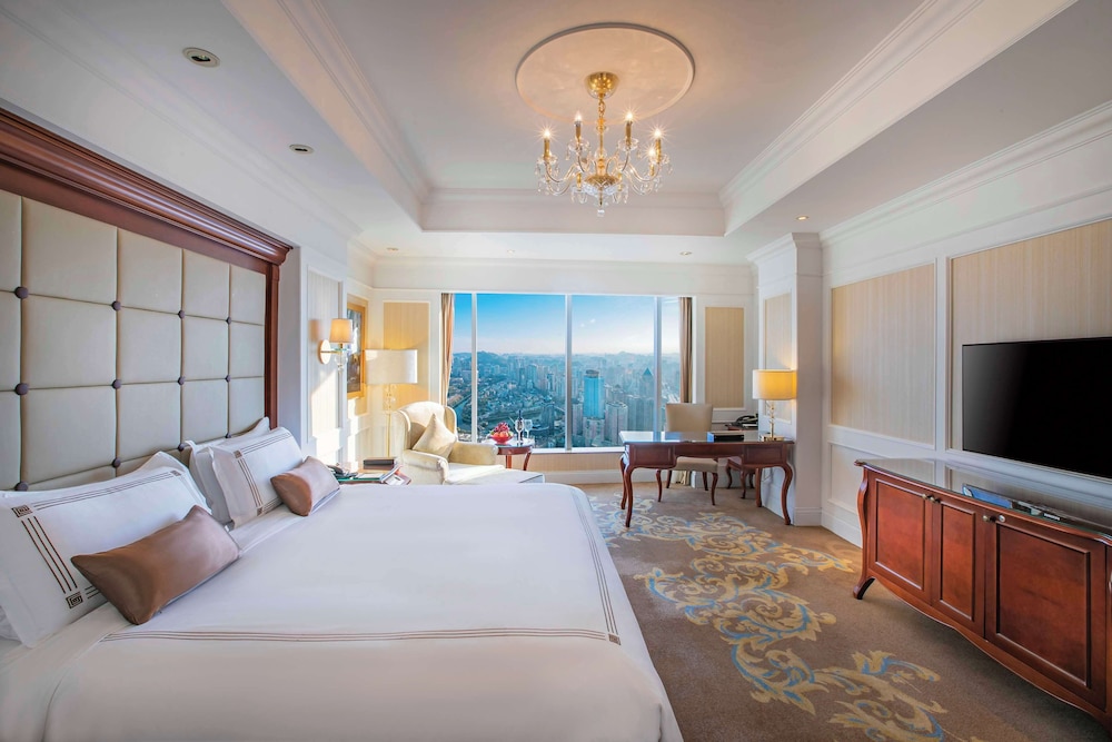 Deluxe Room, 1 King Bed, City View photo 1