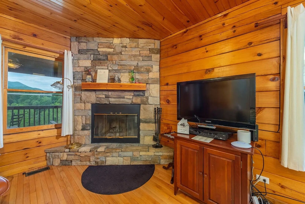 Cabin, Private Bathroom (Mount Mitchell Cabin - No Breakfast, No Pets) photo 2