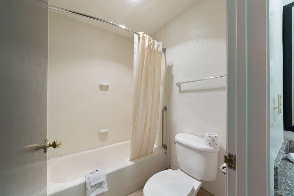 Standard Room, 2 Queen Beds, Smoking, Refrigerator & Microwave - Photo 5