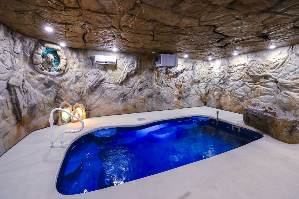 Gandalf s Getaway Indoor Pool Theater Arcade Firepit Book Now, Photo 48