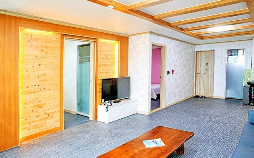 Room (Building 2 Room 102 (Salt Water Hot S)