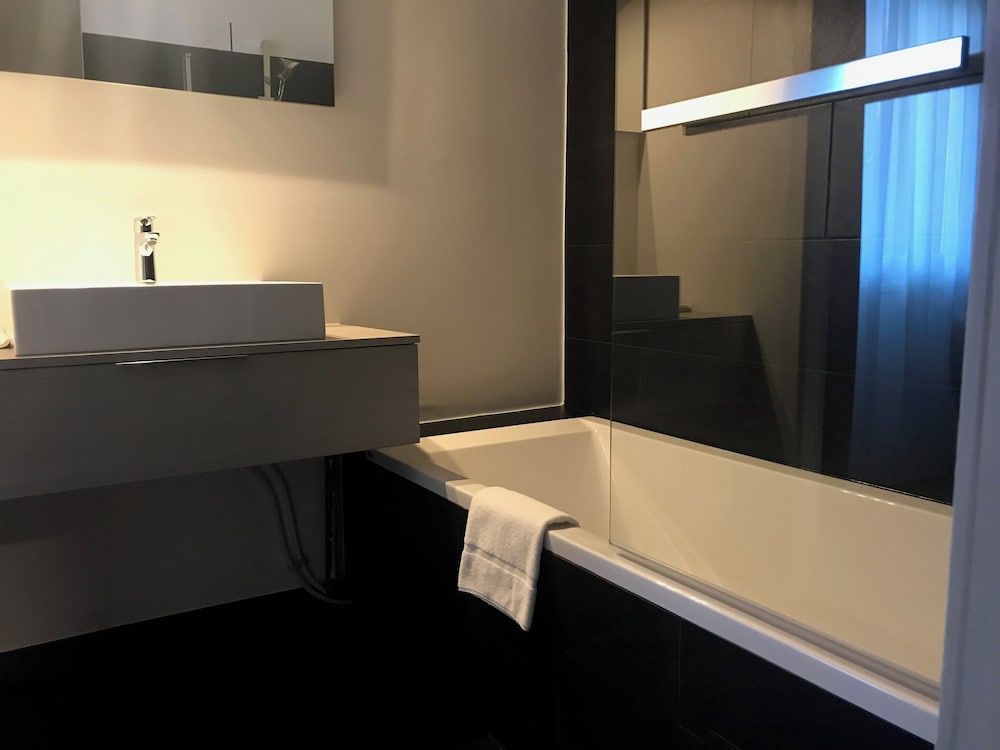 Deluxe Room Lake View - Photo 3