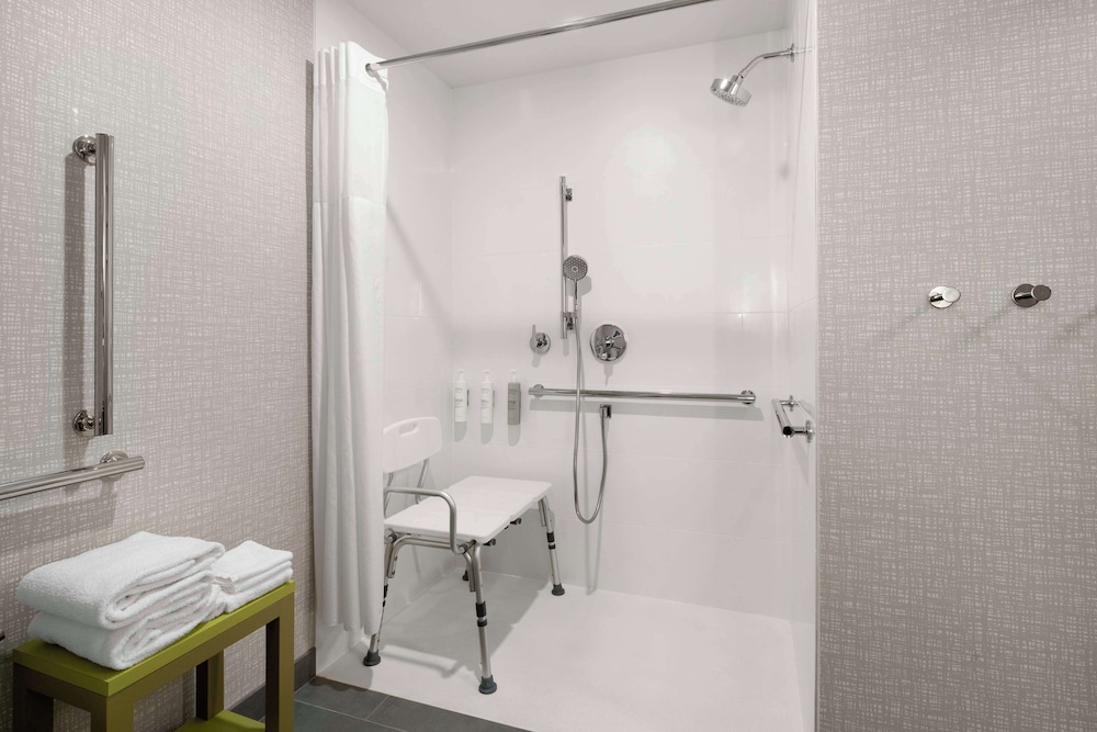 Room, 2 Double Beds, Accessible (Mobility & Hearing, Roll-in Shower) photo 2