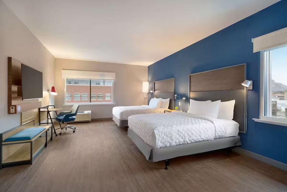 Room, 2 Queen Beds, Accessible, Bathtub