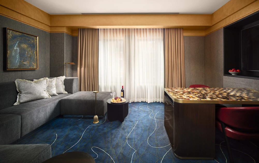 Royal Suite, 1 King Bed thumbnail 6