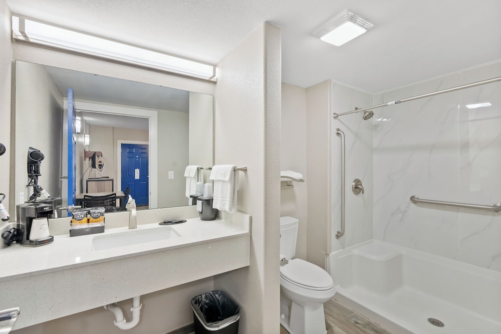 Standard Room, 1 King Bed, Mobility Accessible, Kitchenette - Photo 9