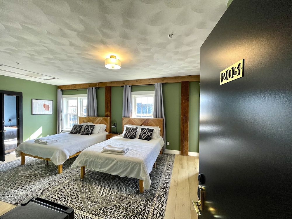 Design Room, 2 Queen Beds, Ensuite photo 3