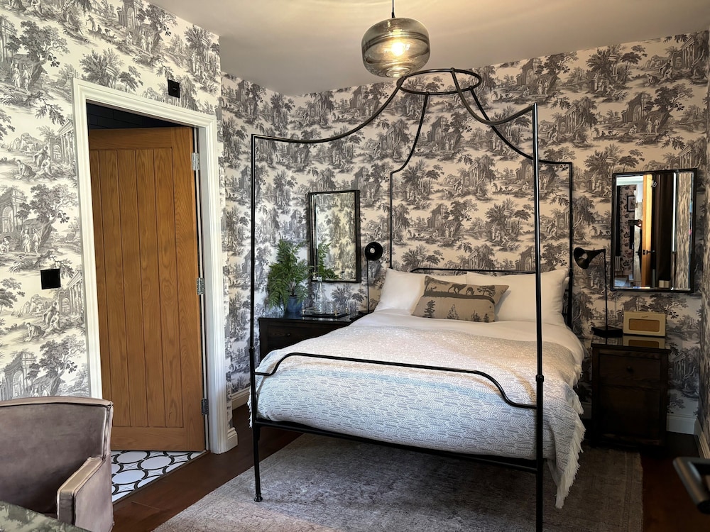 Luxury Studio Suite, 1 Queen Bed, Kitchen, Garden View (Apartment) photo 3