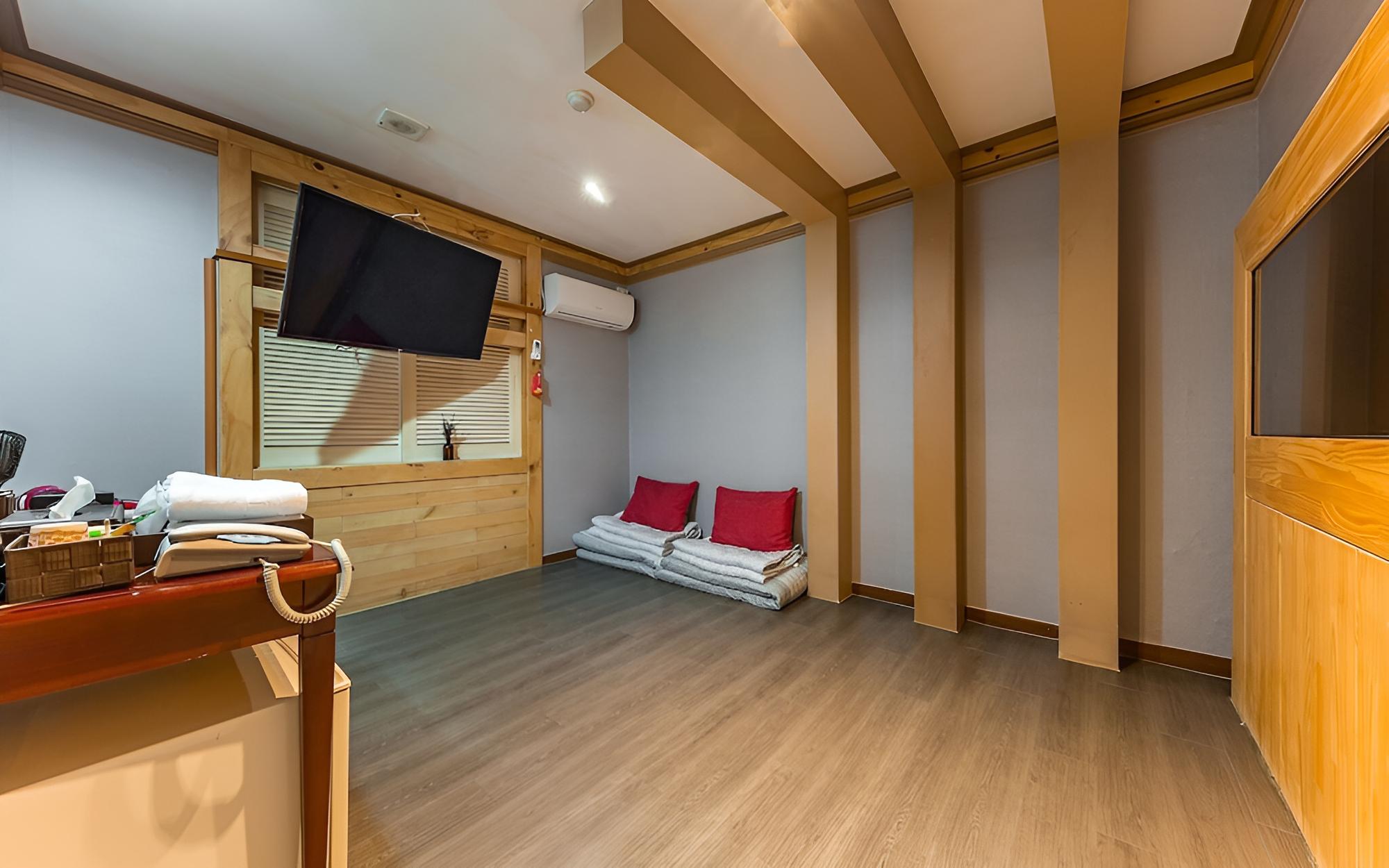 Room (Ondol Room)