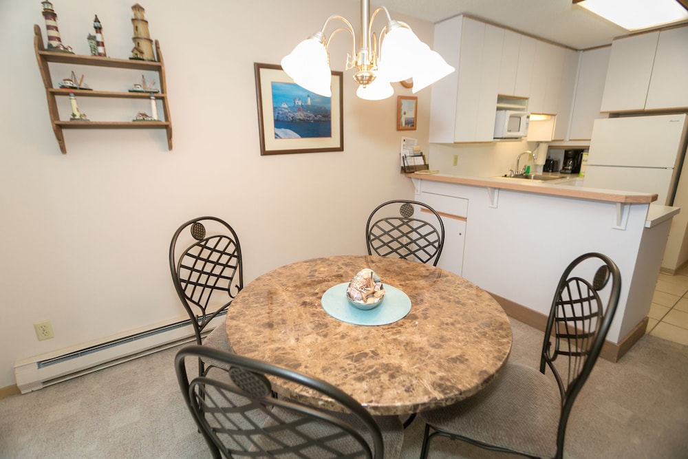 Signature Room, 1 King Bed with Sofa bed, Kitchen, Pool View (1 Bedroom Unit- Room 208-Pet Friendly) - Photo 8