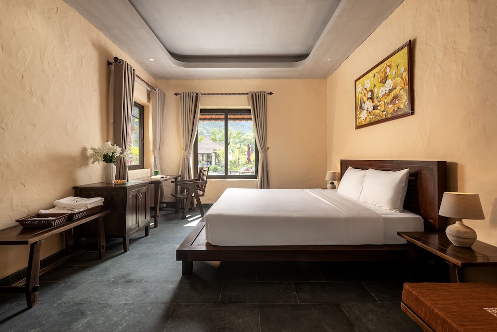 Deluxe Double Room, 1 King Bed, Pool View photo 1