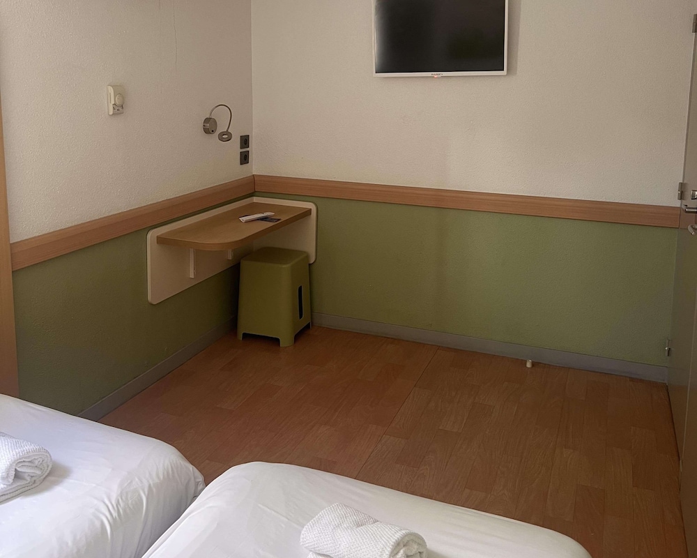 Standard Room, 2 Twin Beds, Non Smoking - Photo 3