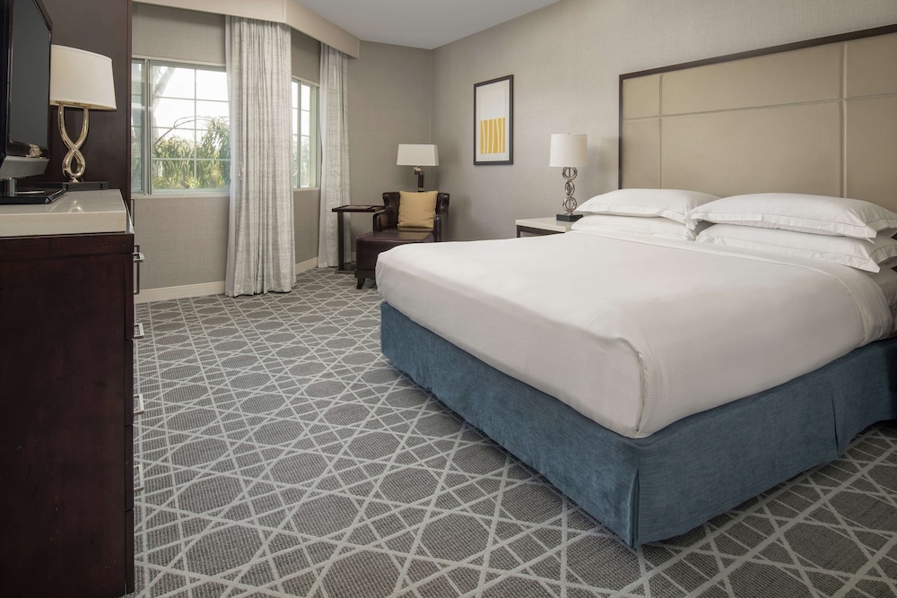 Deluxe Room, 1 King Bed, Courtyard View - Photo 2