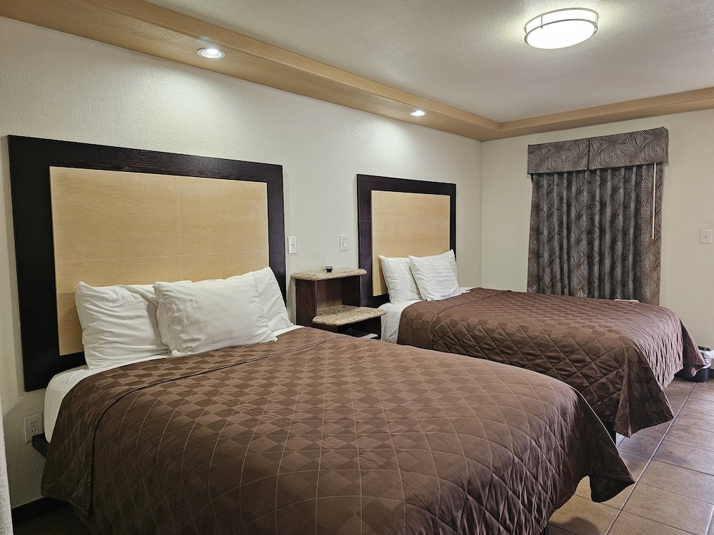 Deluxe Double Room, 2 Queen Beds photo 2