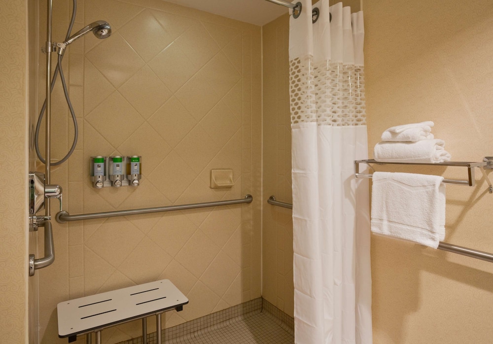 Room, 1 Queen Bed, Accessible (Hearing) - Photo 3